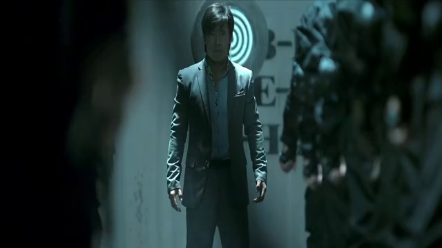 超级保镖:男子穿一百斤铁鞋练功八年,为救人脱下铁鞋,太厉害了