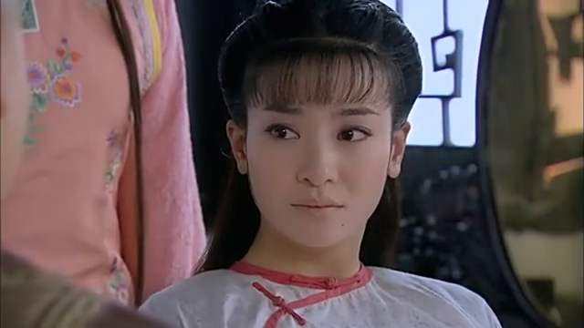 皇阿玛是真的宠小燕子,小燕子生病楚楚可怜,亲自守在身边喂药!