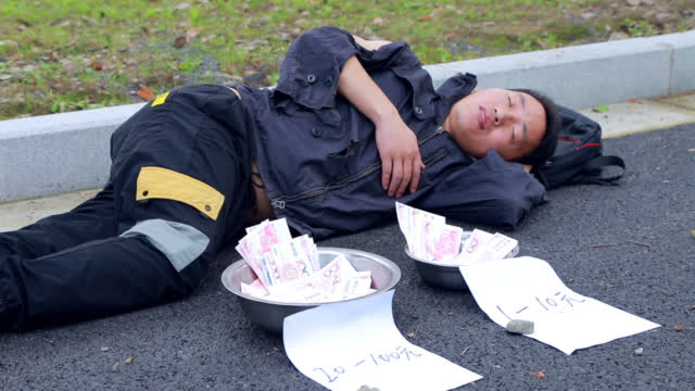 男乞丐躺街头日赚千元没想只因写了两张纸条真是太有趣了