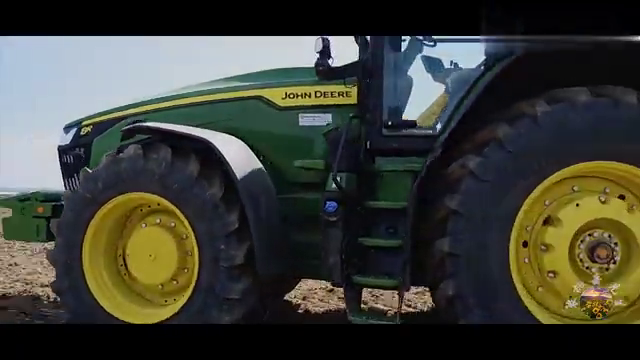 约翰迪尔大马力新车型新版7r和8r拖拉机配合喷洒沼液