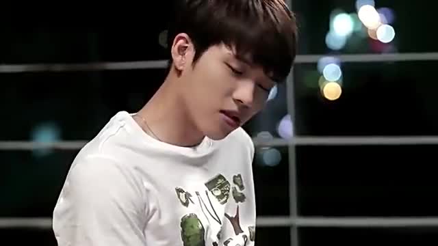 在贩卖机的面前,男主见识了小天使的蠢萌,爱在高中