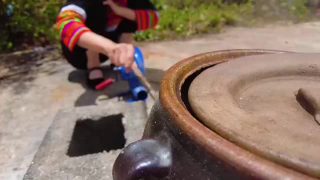 老瓦房里发酵老火腿 烟熏火燎后皮面变成深褐色下刀香味扑鼻而来