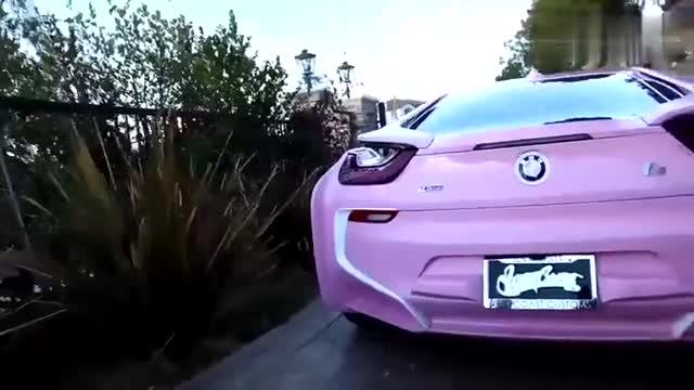 女土豪新提的粉色宝马i8跑车看清车主颜值后让我彻底蒙圈了