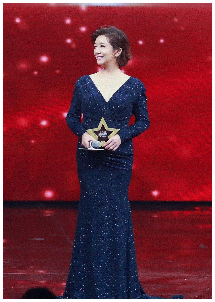 岁月沉淀的美人江珊, 一袭蓝色鱼尾裙高贵典雅, 美得无惧时光__财经