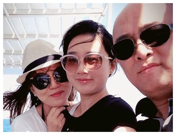 49岁孟非携妻子罕见现身妻子身材苗条外形靓丽和他像两代人