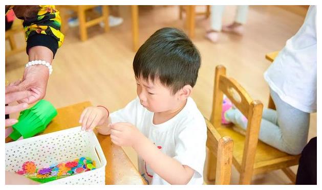 3岁孩子犯错在阳台罚站，妈妈以为在认真反省，走近一看哭笑不得休闲区蓝鸢梦想 - Www.slyday.coM