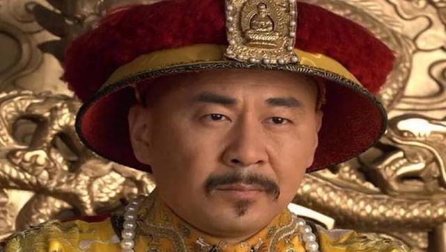 而且同时也碍于甄嬛的面子,雍正刚好在苏培盛的提醒下"借坡下驴",反正