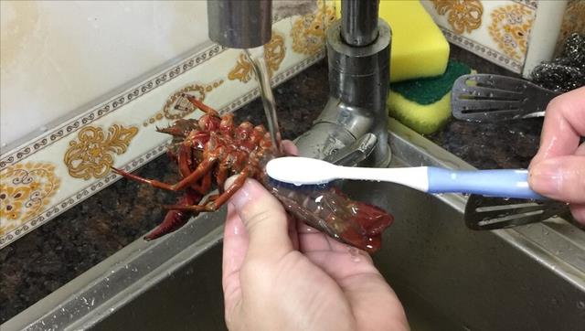 清洗小龙虾,切记别只用清水,教你清洗三步曲,洗得干净吃着放心