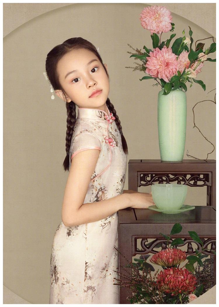 "女大18变"说的是甜馨吧?看她8岁的近照,旗袍造型太好看了