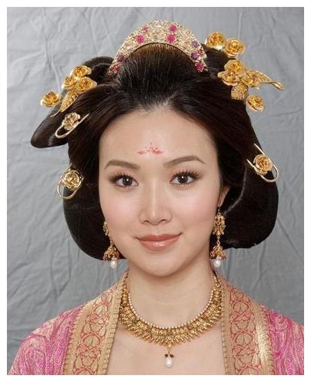 她因赵薇插足被男友抛弃,嫁富豪孩子遭保姆虐待,今39岁发福严重