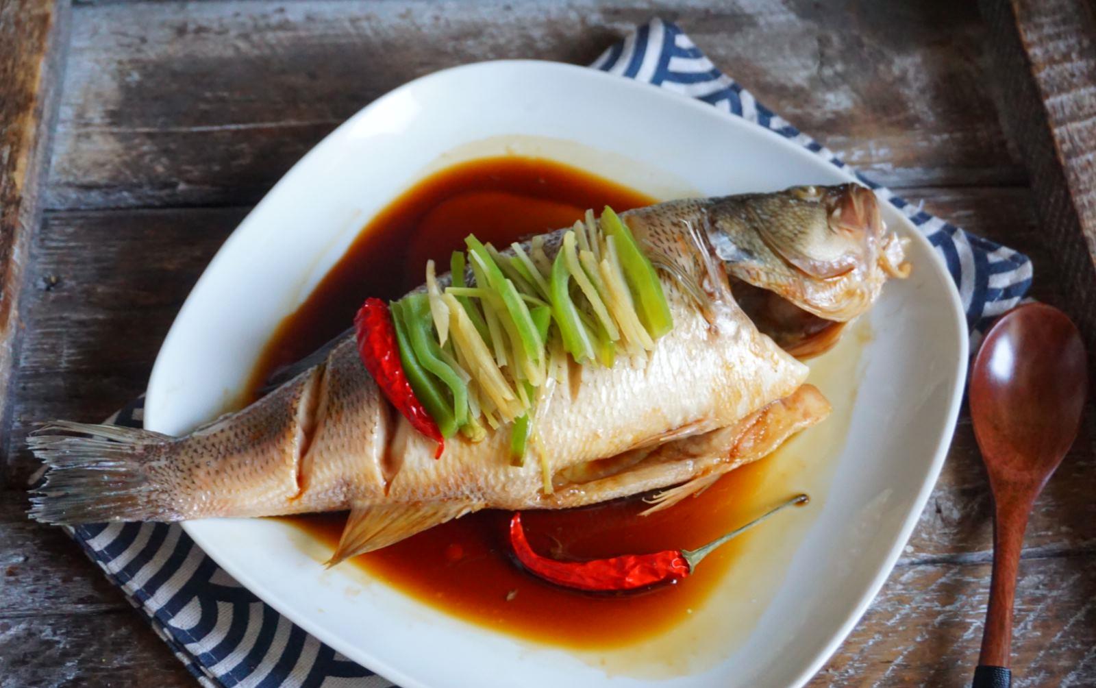 清蒸鲈鱼蒸多久?冷水还是热水下锅?教你正确方法,鲜嫩无腥味!__财经头