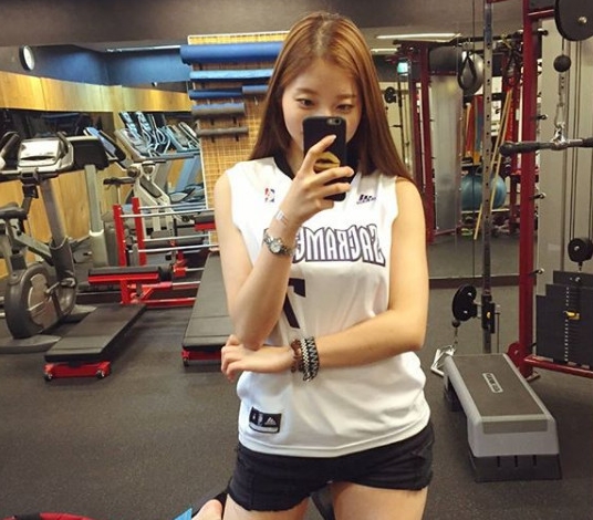 要跟大家介绍的这位健身女生,她的体重有128斤,但是身高却有171厘米