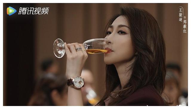 她是《扫黑风暴》最美女配角,90后大长腿女星,娜扎周冬雨的同