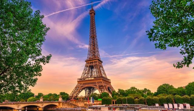 法国巴黎浪漫之都,埃菲尔铁塔是地标建筑,法国的文化象征