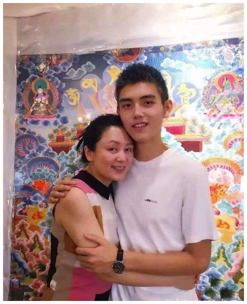 陈飞宇晒陈红少女时期旧照为其庆生:以后换儿子照顾你