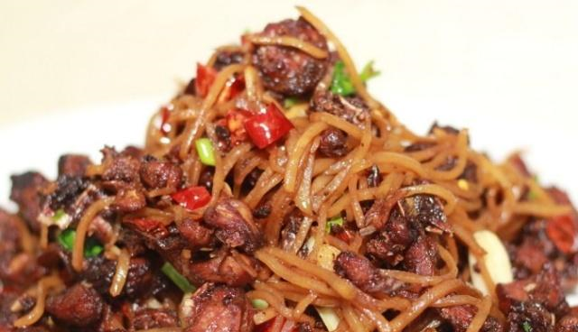 老奶奶街边卖“廉价”菜，不识货的嫌弃，我花50元连篮子承包了！休闲区蓝鸢梦想 - Www.slyday.coM