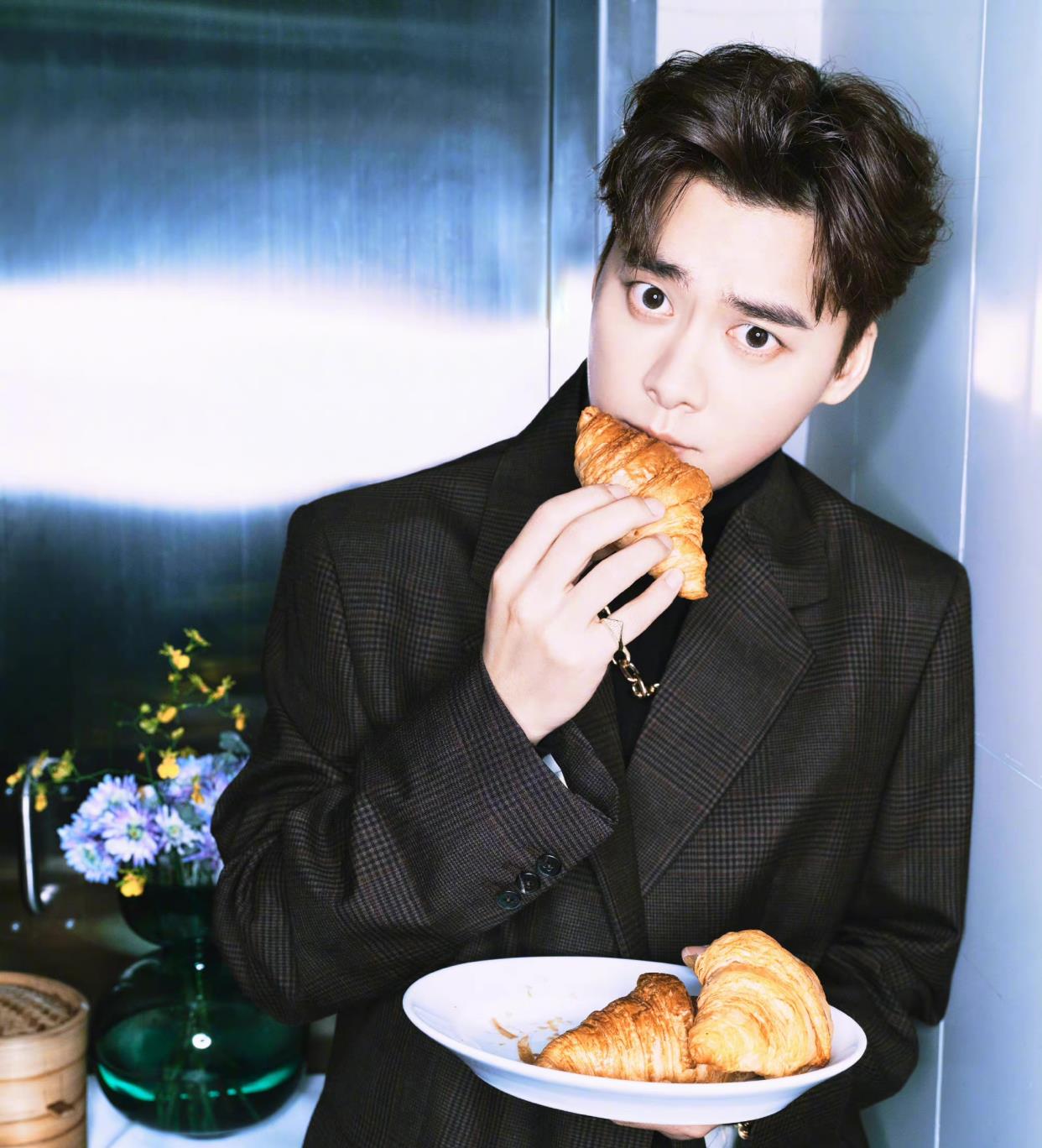 李易峰拍大片像演电影偷偷跑去厨房找东西吃反差角色感拿捏了