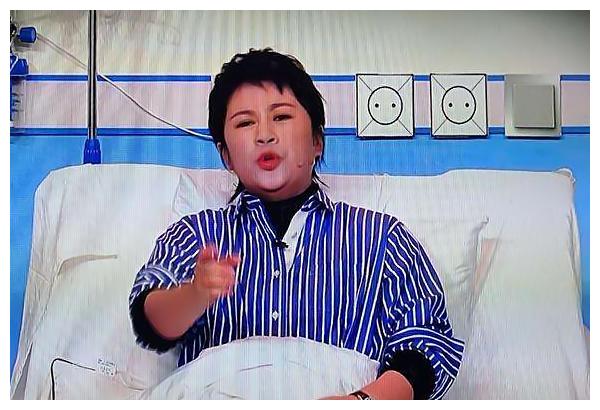 马丽挺孕肚上春晚,手上的手表暴露细节,网友:贫穷限制了想象