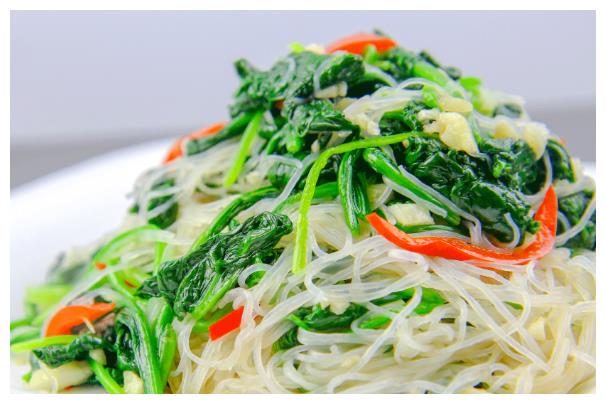 一把粉丝,一把菠菜,味道特别鲜美,好吃不能停,真正的农家拌菜