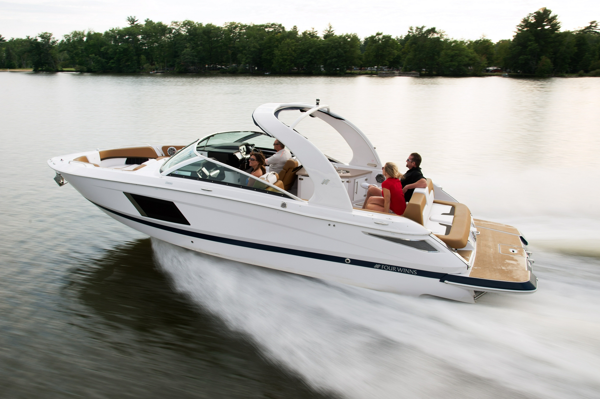 售价235万,four winns h290运动游艇海南免税后可以省多少钱?