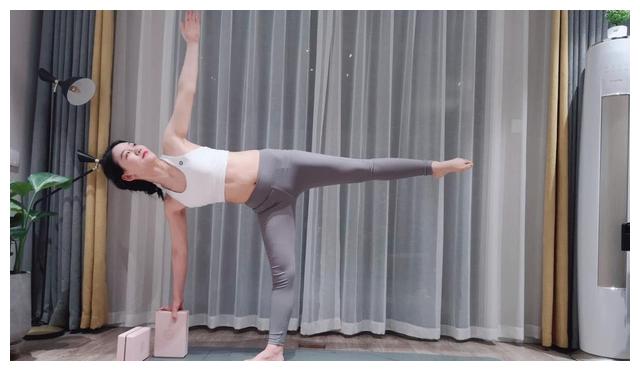 佘诗曼好身材使人羡慕,自称瑜伽躺才是真爱,这样练,腰腹更紧致