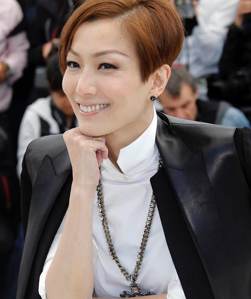 "郑秀文"发型越剪越短,一身黑白配中性风穿搭,气场全开好强大