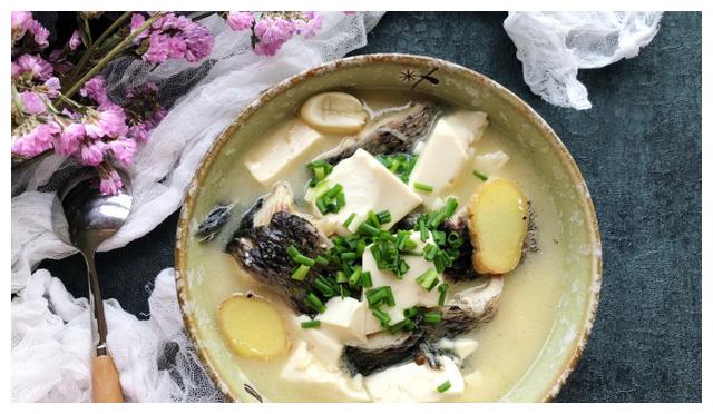 【菜名】:黑鱼豆腐汤黑鱼又名生鱼,乌鳢,性寒.