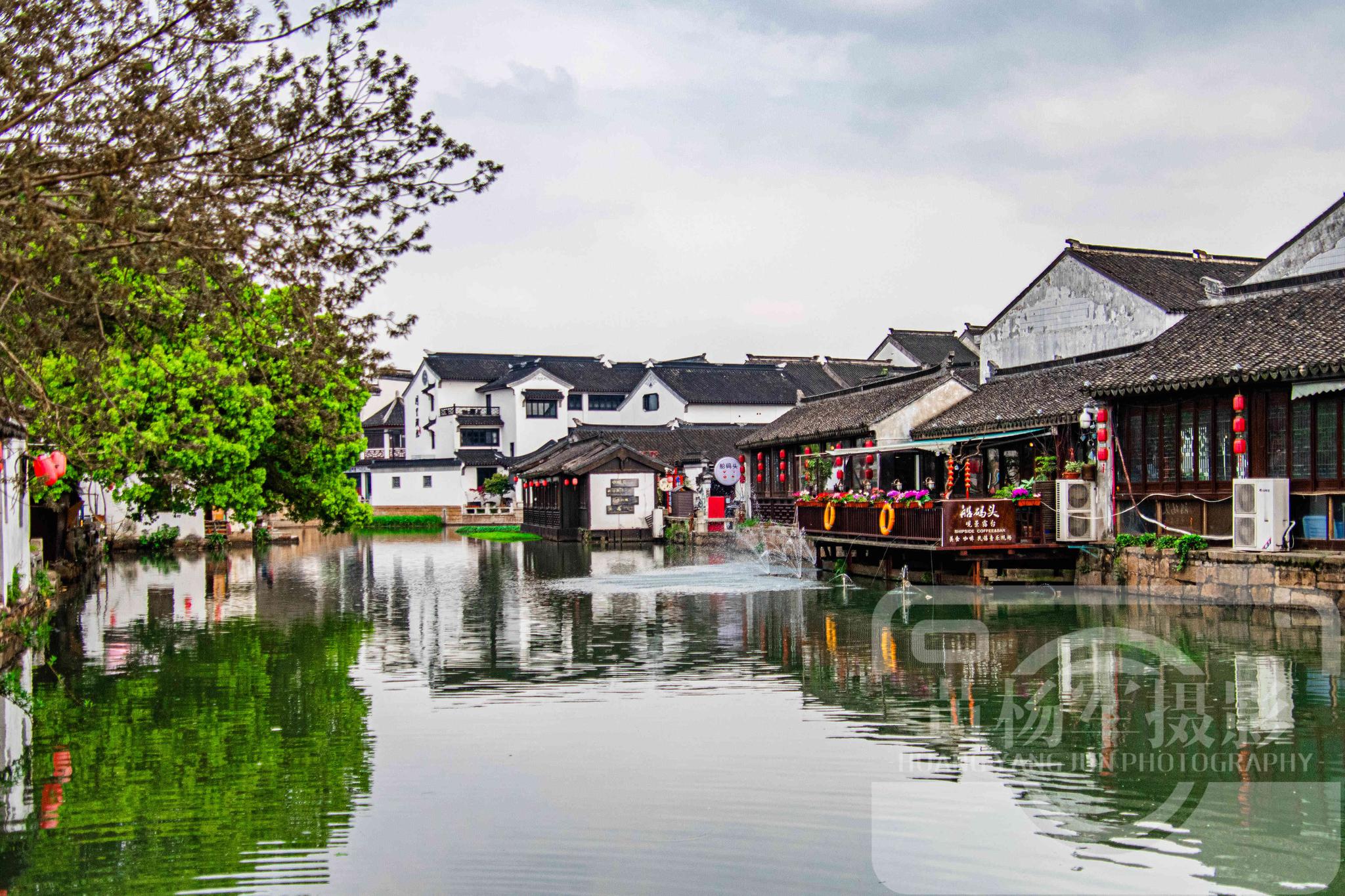 临河小胡同的烟火纪事：那些被时光浸泡的市井姑娘们的故事揭秘