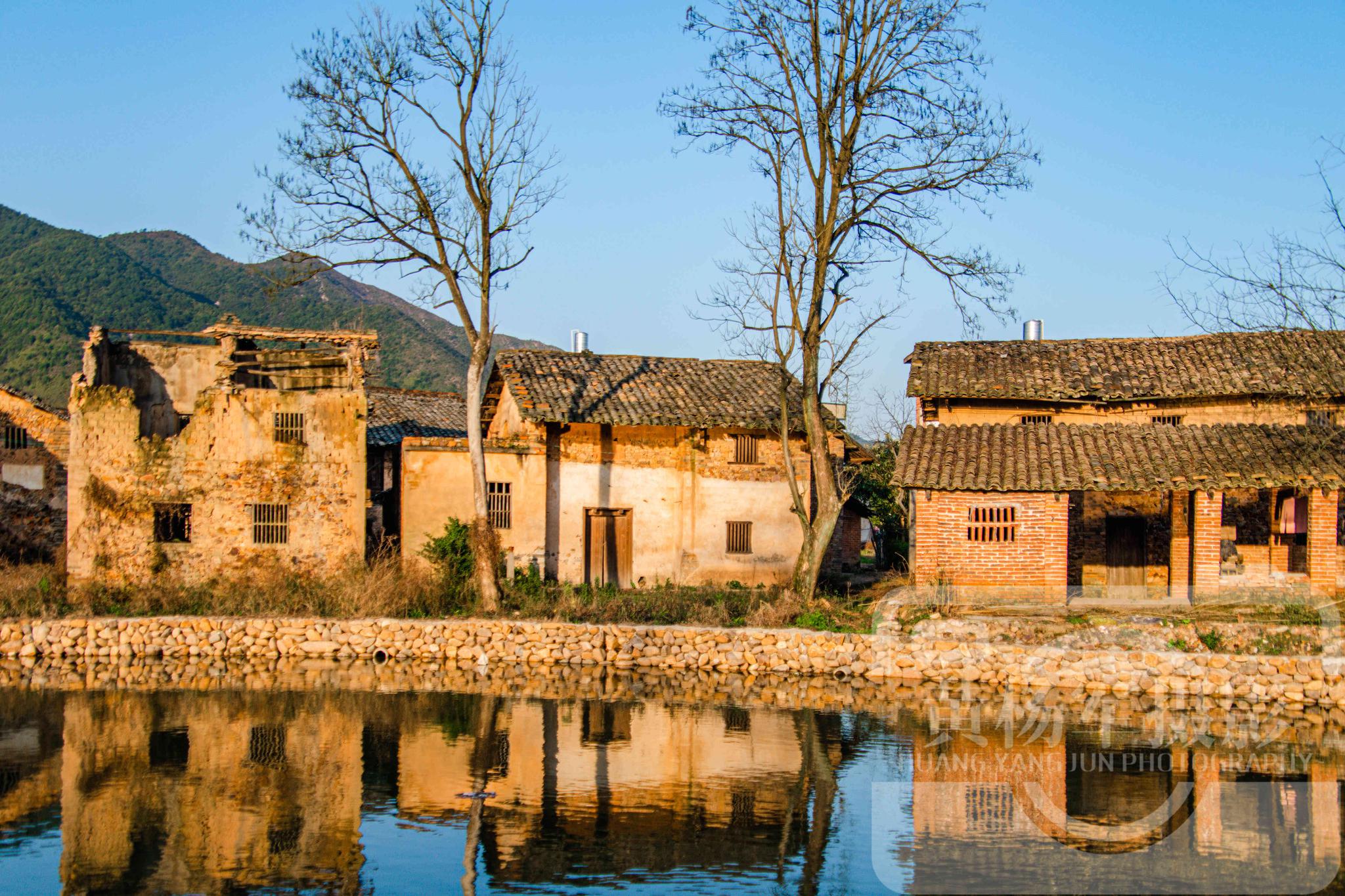 赣州于都县坝脑古村的老屋蓝天下的古建筑古韵浓郁乡村景色熟悉