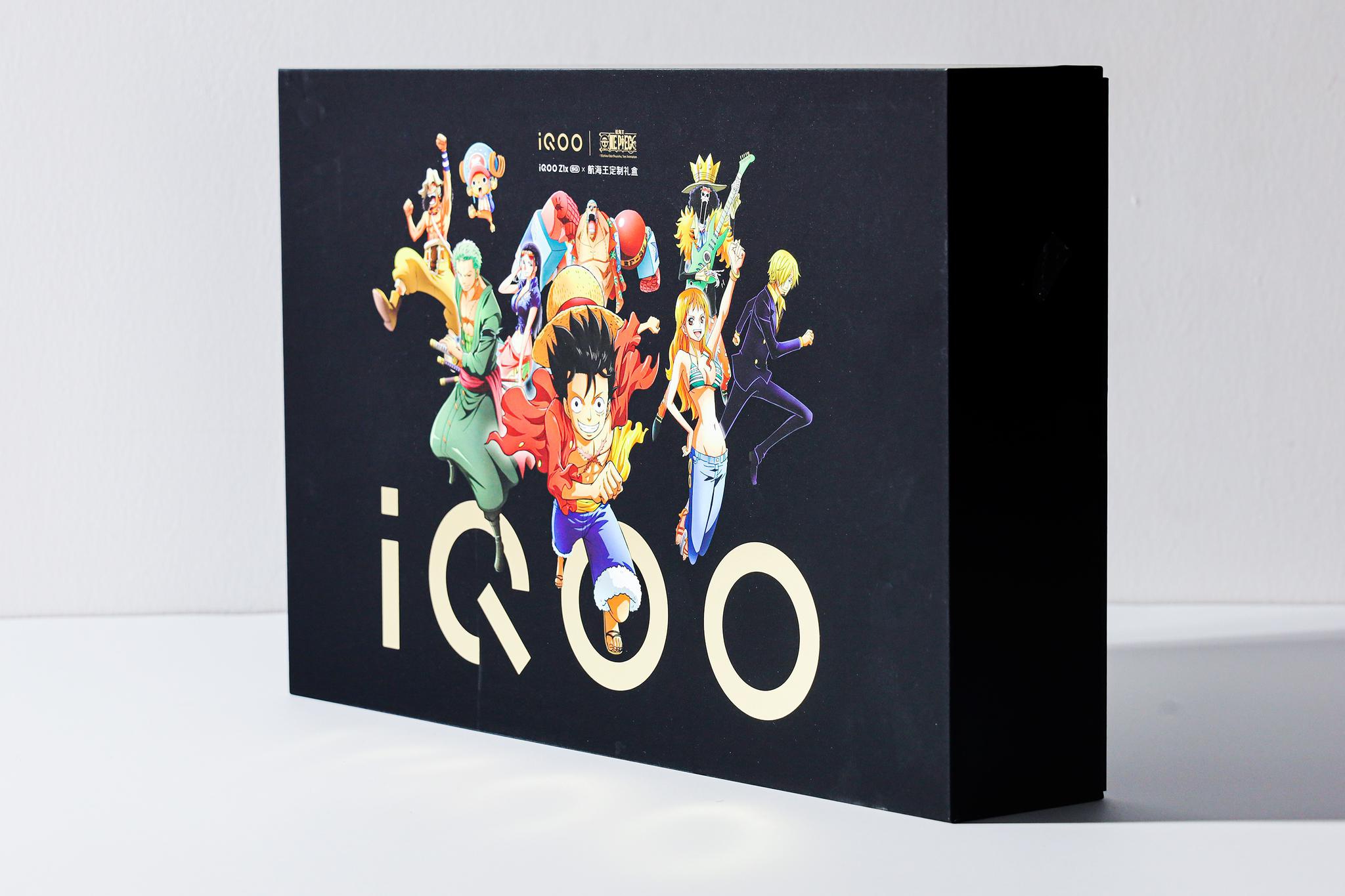 iqoo z1x航海王限量礼盒做了大量海贼王元素的设计,包括包装盒,手机壳