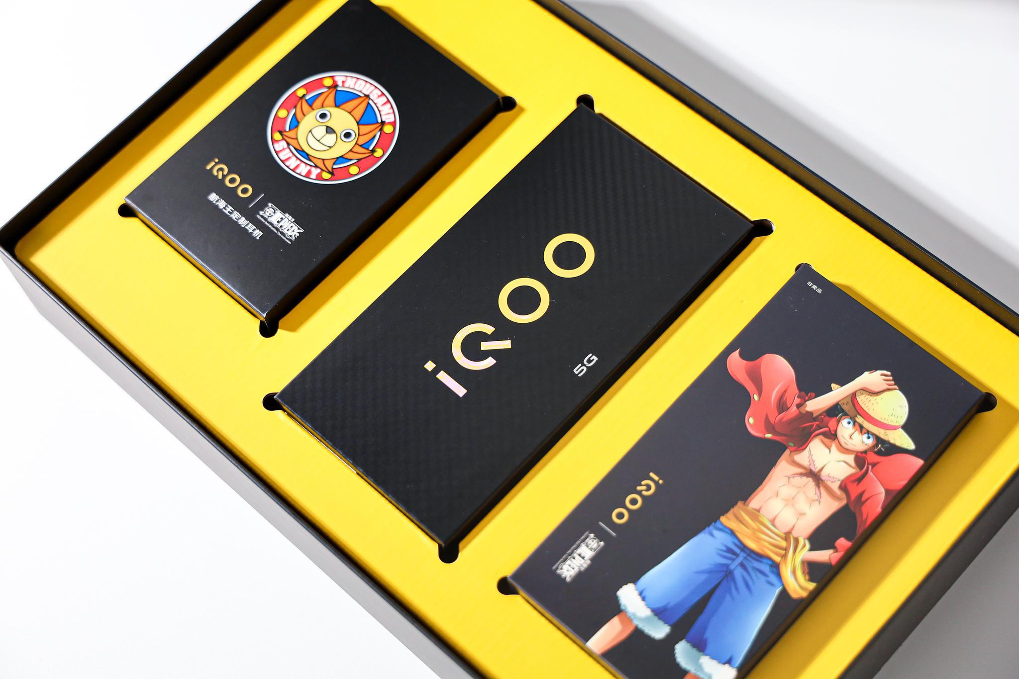 iqoo z1x航海王限量礼盒做了大量海贼王元素的设计,包括包装盒,手机壳