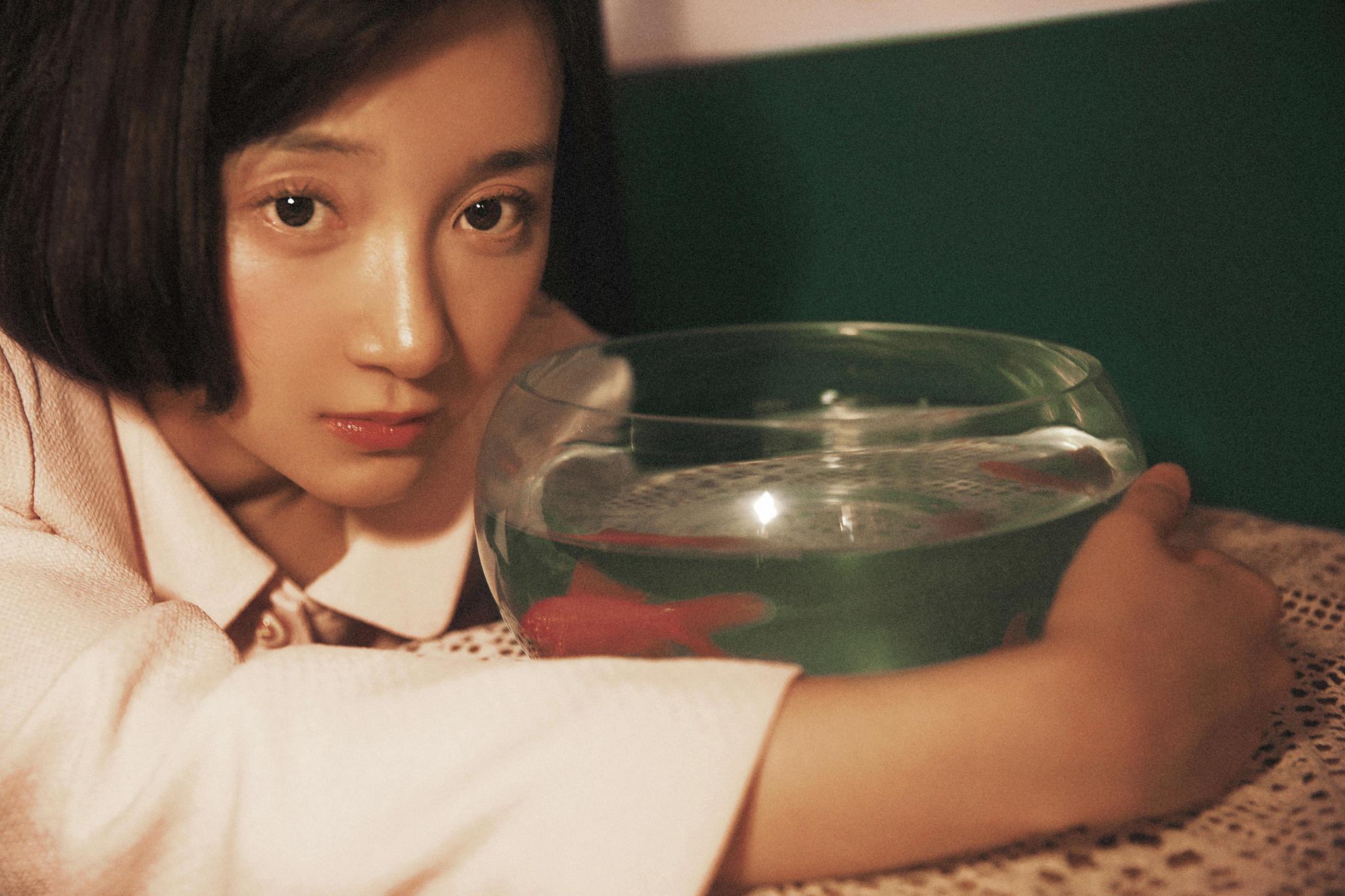 卜冠今释出全新写真 演绎别样复古港风