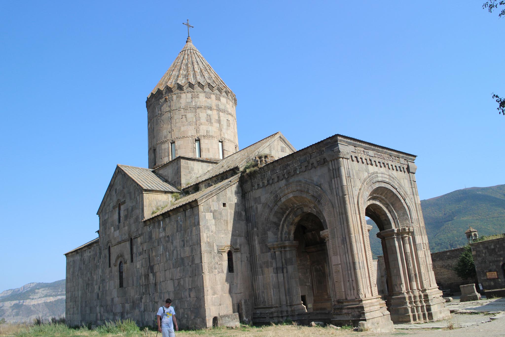 如今游客看到的修道院,是苏联后期到亚美尼亚独立后重修的,原建筑毁于