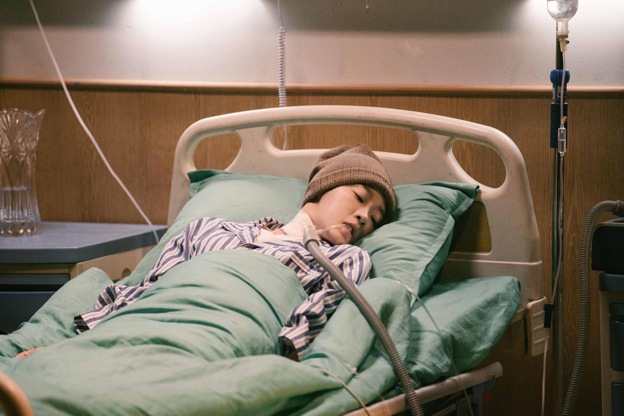 张月演员请就位2剧目播出拔氧气管惹人心疼演技深入人心