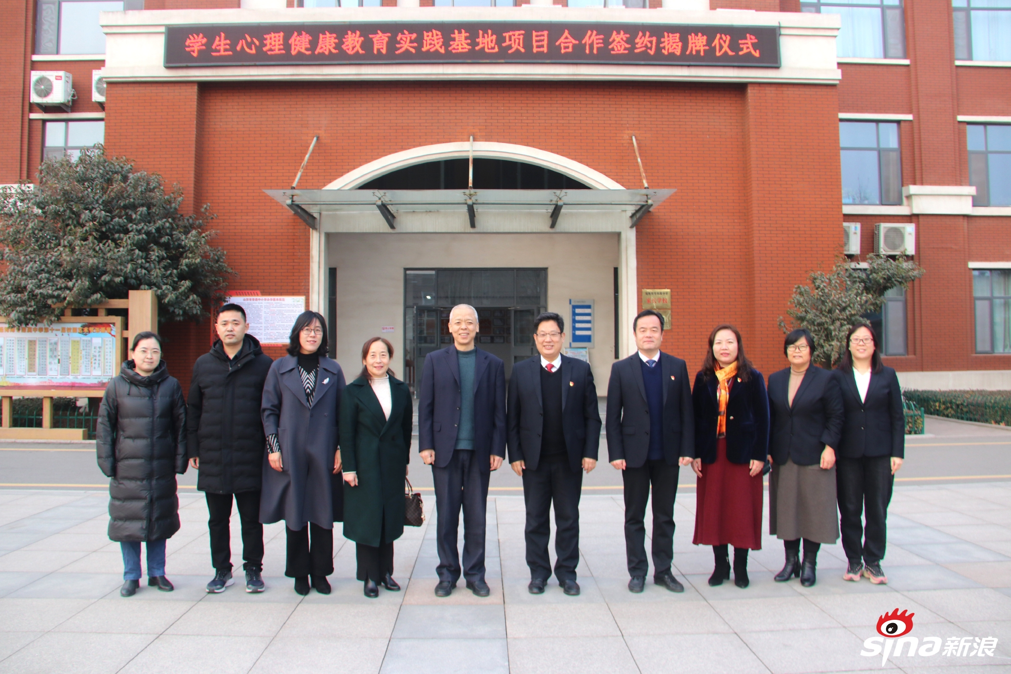 仪式上,淄博师专附属中学聘请王法鑫,高丽红,车群,张京学,路庆忠为