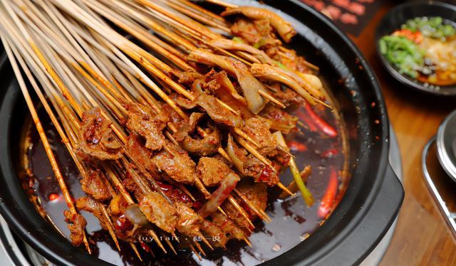 天气暖和,街边小吃火起来,给大家分享辽宁美食辣串,辣过瘾