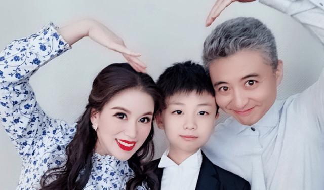 演员周炜白发苍苍,妻子气质好魅力十足,儿子年纪小口才却了得