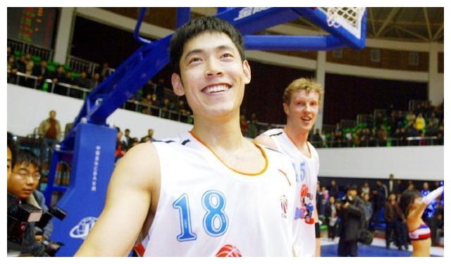 至于张庆鹏自然有底气去批评这些不自律的年轻球员,作为一名身高仅1米