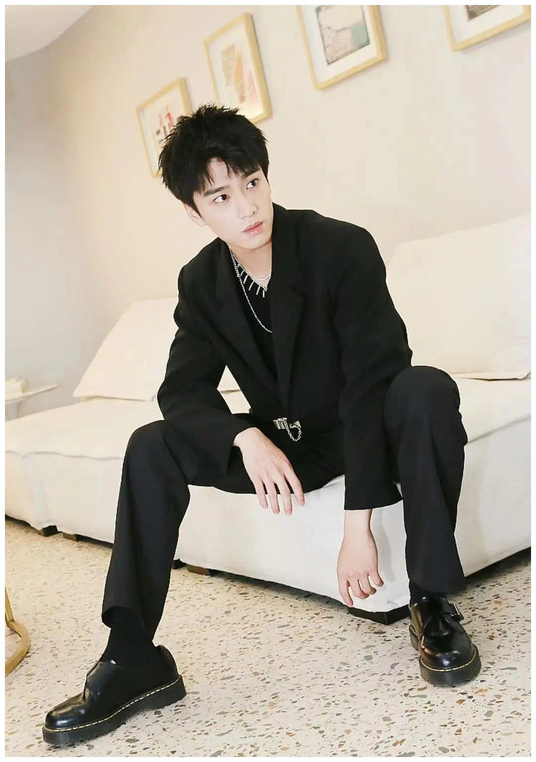 演员张康乐用青春和信念唱响《坚信爱会赢》,奉献给亲爱的祖国|坚信爱