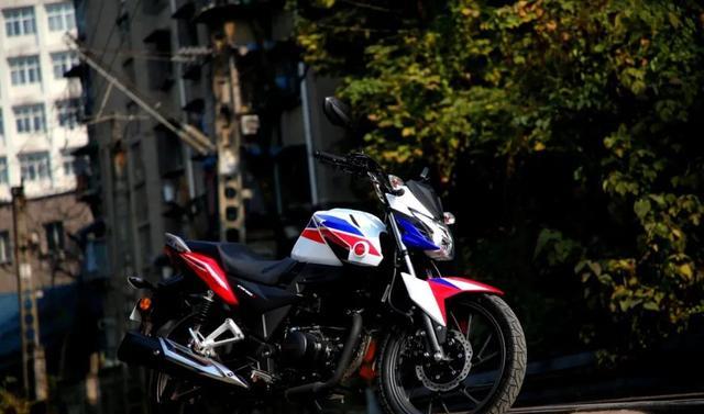 极富亲和力的时尚型街车新大洲本田cbf150r动态测评