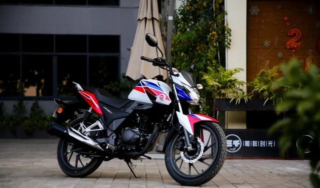 极富亲和力的时尚型街车新大洲本田cbf150r动态测评