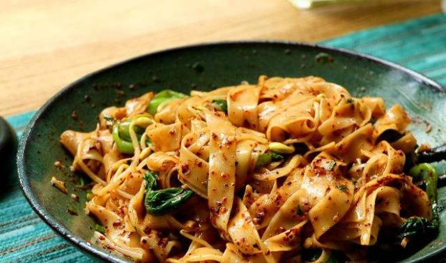 做油泼面时,只要掌握了这个“诀窍”,做的油泼面香味四溢更好吃休闲区蓝鸢梦想 - Www.slyday.coM 做油泼面时,只要掌握了这个“诀窍”,做的油泼面香味四溢更好吃休闲区蓝鸢梦想 - Www.slyday.coM