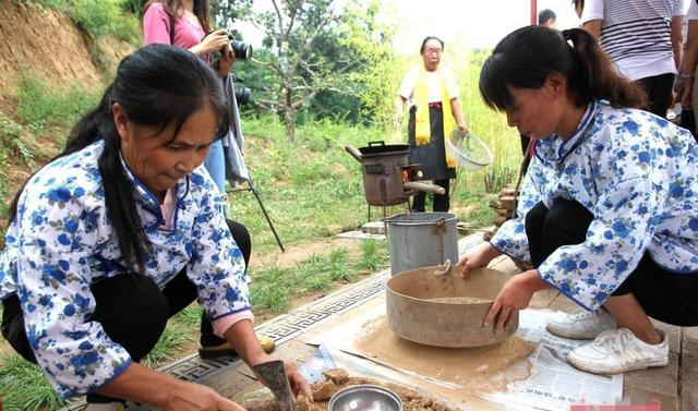 河南这两个地方用土做馍，网友看了：原来“吃土”是从这儿来的！休闲区蓝鸢梦想 - Www.slyday.coM