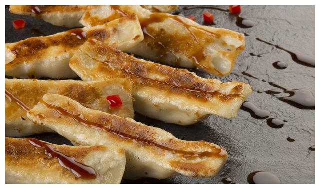 滕州古玩城旁的早餐摊只卖锅贴和大油条锅贴6毛一个想吃得抢