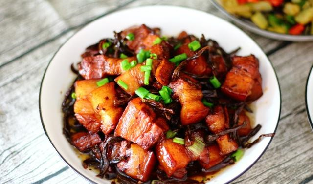 五花肉炖干豆角的家常做法简单易学这样做一盘都不够吃