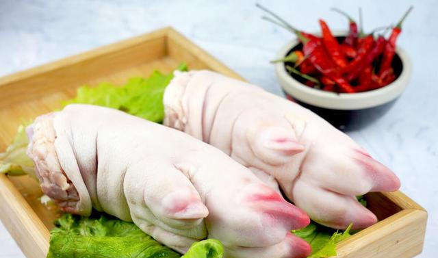 猪蹄煲汤,用前脚还是后脚,要学会区分两种猪蹄,口感上差别很大__财经头条
