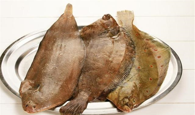 龙利鱼也经常被叫做鳎目鱼,牛舌头,鳎米鱼,是一种近海大型底层鱼类.