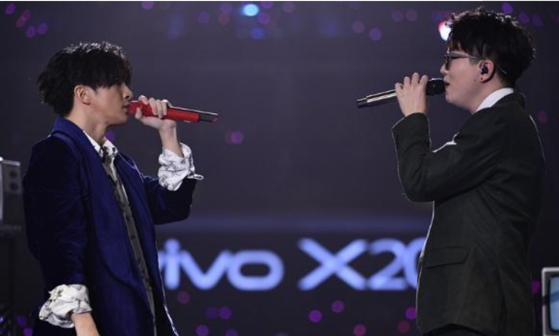 毛不易薛之谦同台演唱消愁台下杨幂笑的好迷人好听醉了