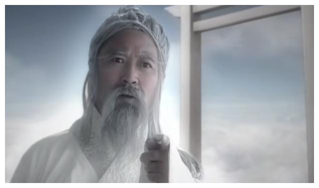 而到了后面,神山心者直接以帝皇侠的形象跟铠甲勇士们进行沟通