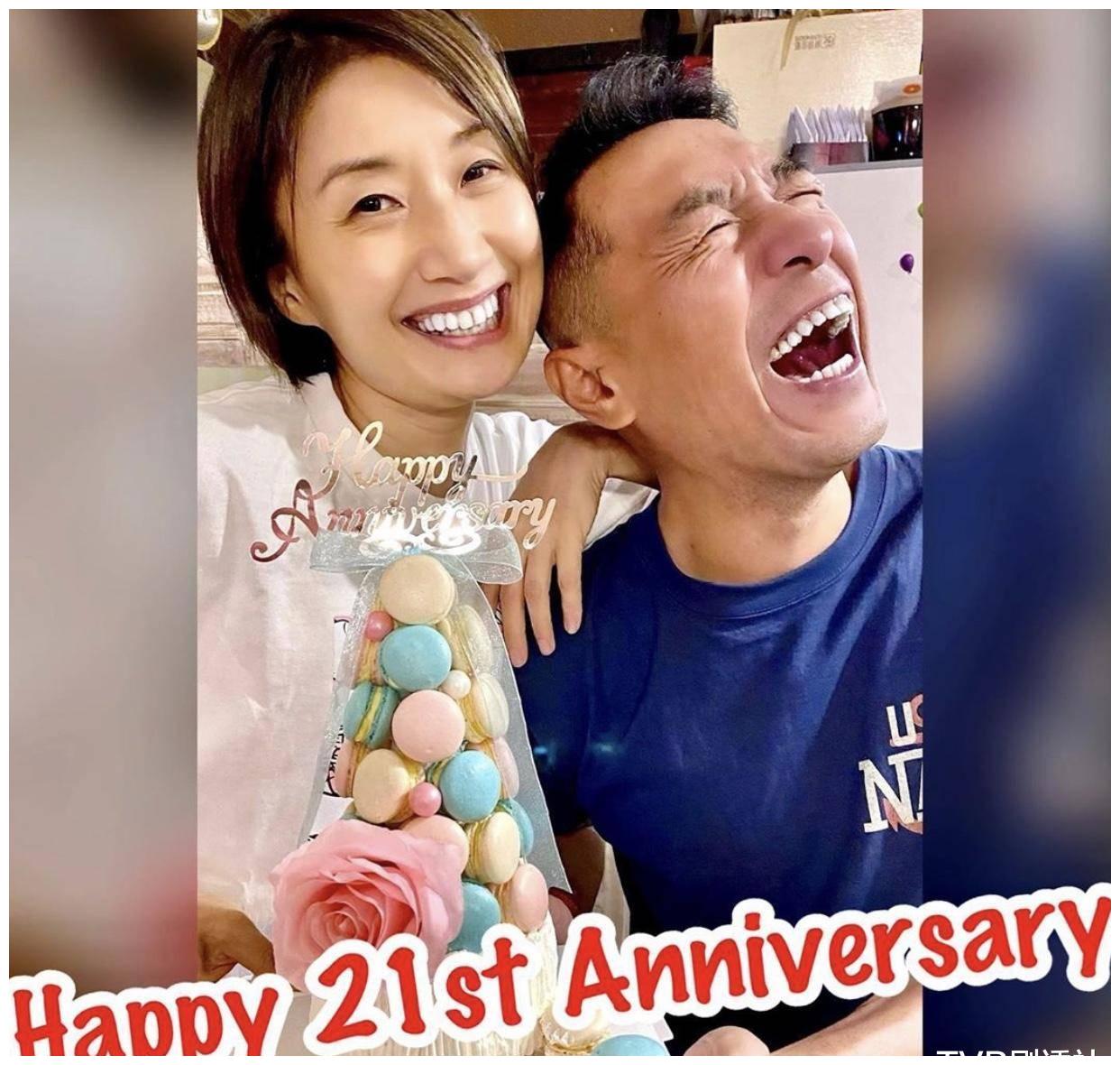 姜皓文(黑仔)和太太殷宁结婚21周年,他在社交平台上载和老婆头贴头的